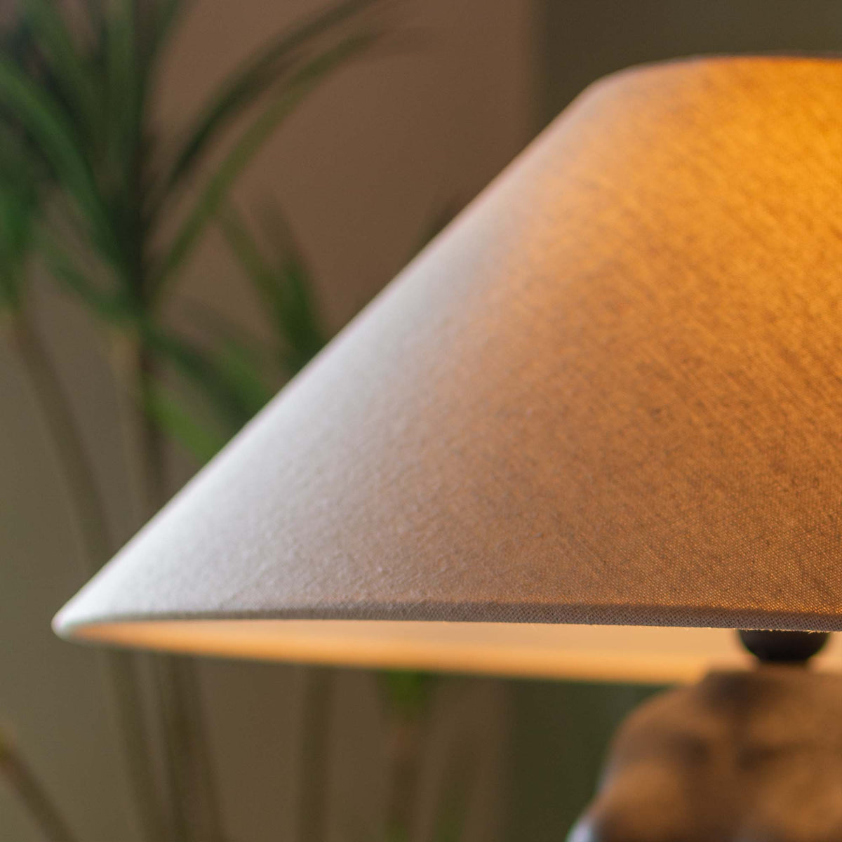 Ceramic Women Sitting Table Lamp