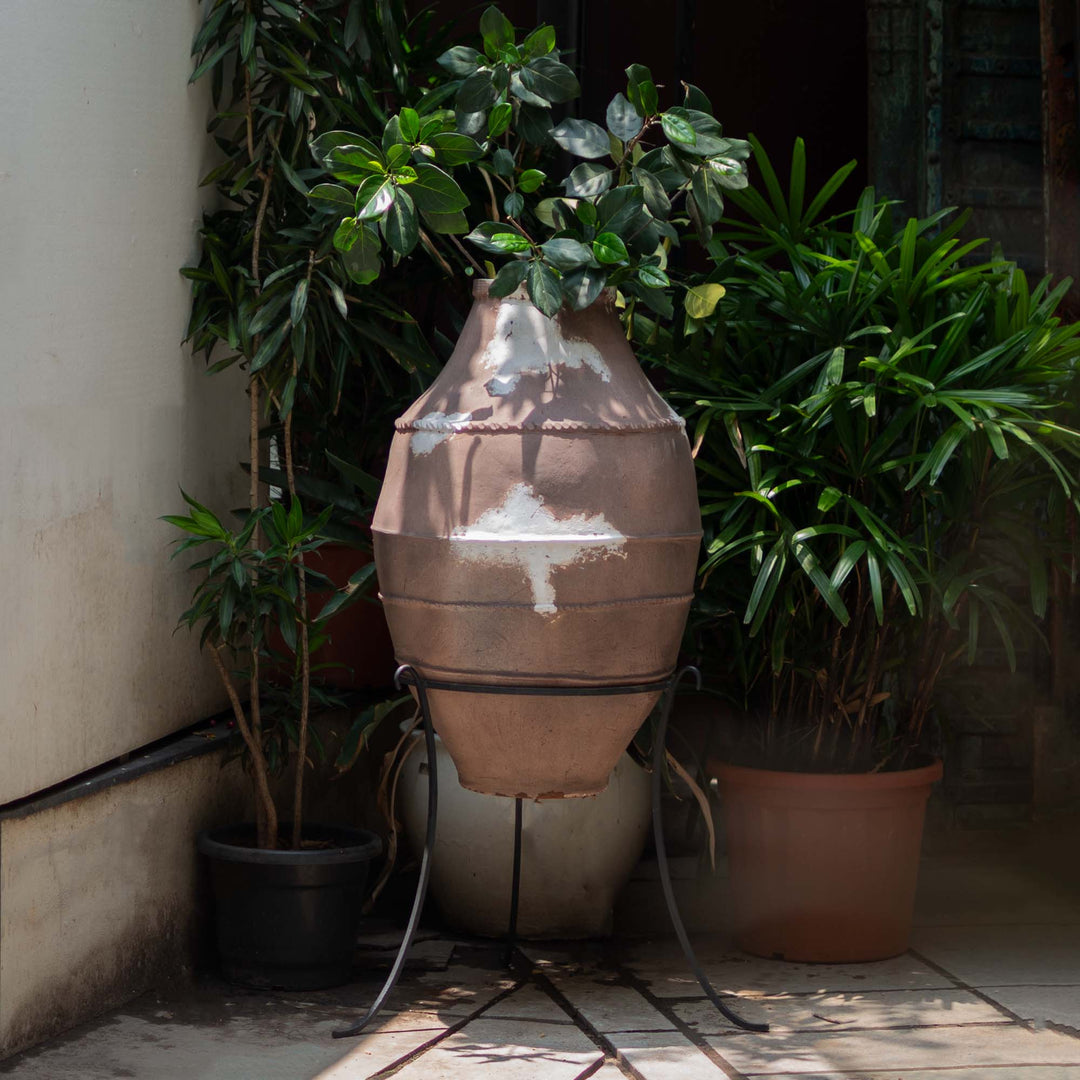 Rustic Pointed Pot With Stand
