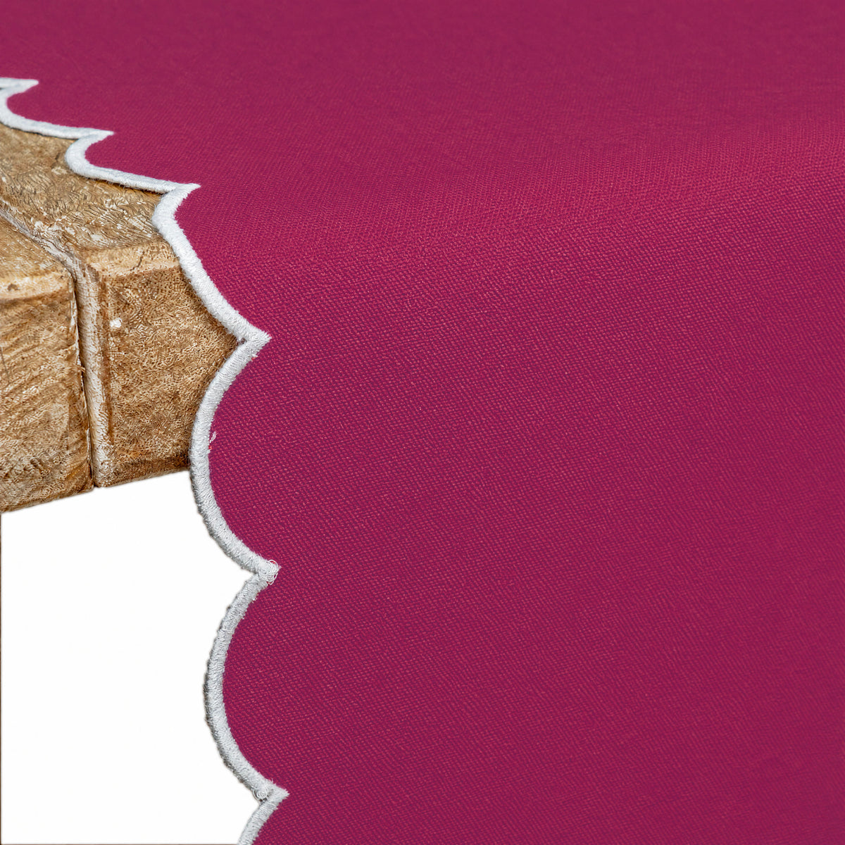 SCALLOP TABLE RUNNER