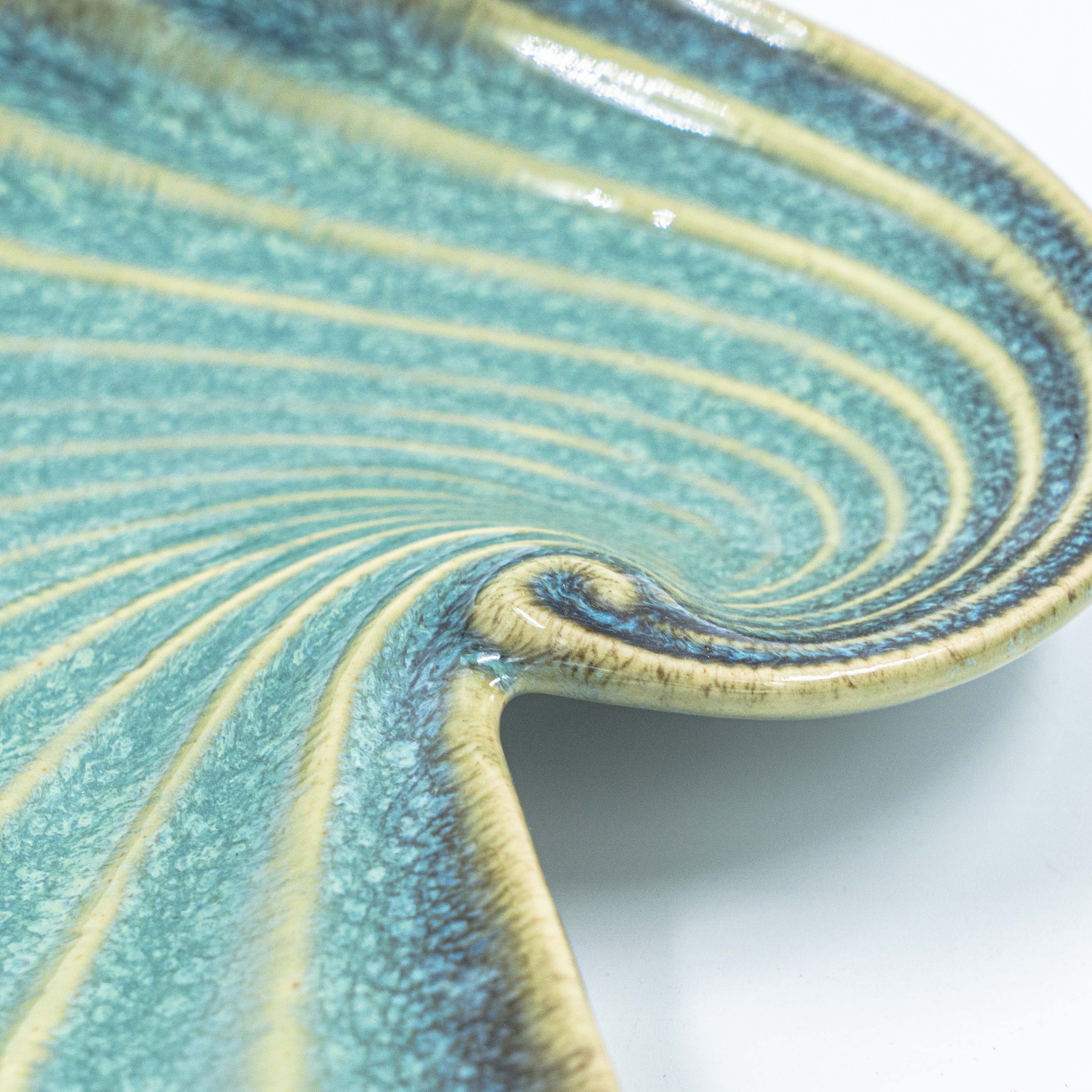Mona Salad Server Snail Plate