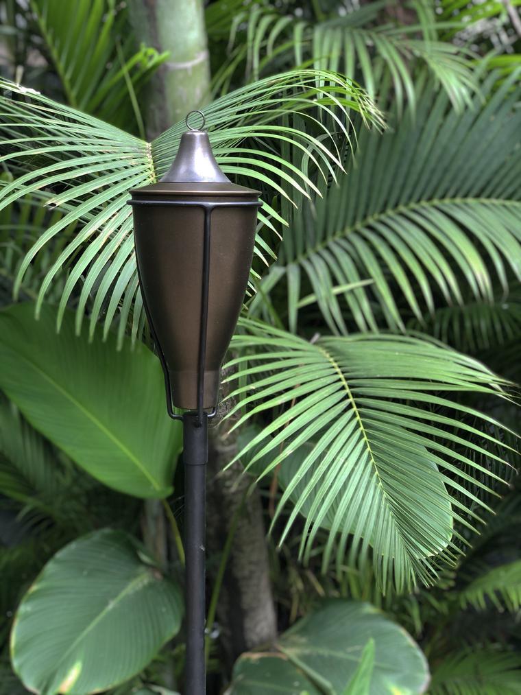 Tall garden oil lamp